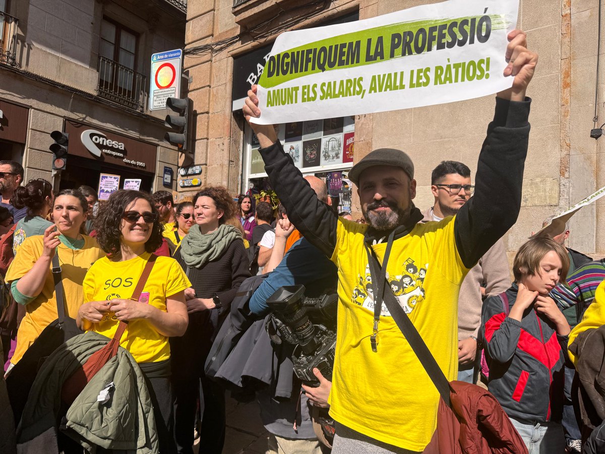 isaachidalgot's tweet photo. Hem tornat a tallar carreteres, hem sortit al carrer, hem omplert una manifestació en un altra dia històric de vaga. @educaciocat deixeu de fer trampa i poseu diners a educació, i no a mossos ni a les vostres butxaques!
#VagaEducativa
#20MDesbordemBCN
#DignifiquemLaProfessió https://t.co/ANGyK5kdGx