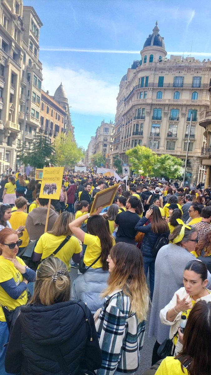 isaachidalgot's tweet photo. Hem tornat a tallar carreteres, hem sortit al carrer, hem omplert una manifestació en un altra dia històric de vaga. @educaciocat deixeu de fer trampa i poseu diners a educació, i no a mossos ni a les vostres butxaques!
#VagaEducativa
#20MDesbordemBCN
#DignifiquemLaProfessió https://t.co/ANGyK5kdGx