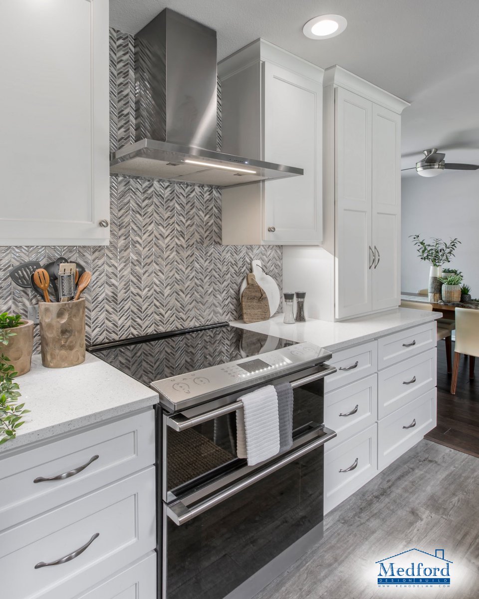 Medford_DB's tweet image. A statement backsplash that adds just the right amount of texture!🤍 

#KitchenRemodel #StatementBacksplash #ArlingtonRemodeling