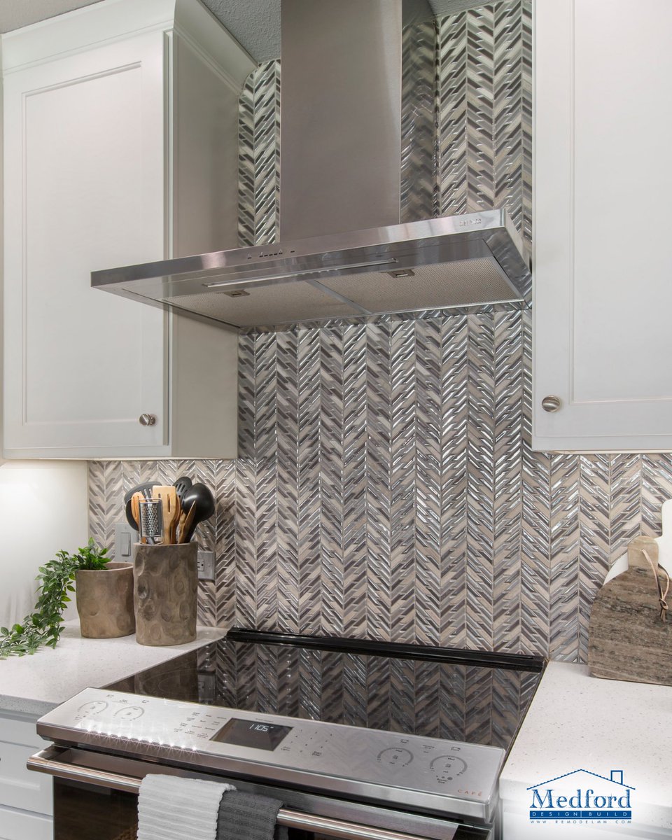 Medford_DB's tweet image. A statement backsplash that adds just the right amount of texture!🤍 

#KitchenRemodel #StatementBacksplash #ArlingtonRemodeling