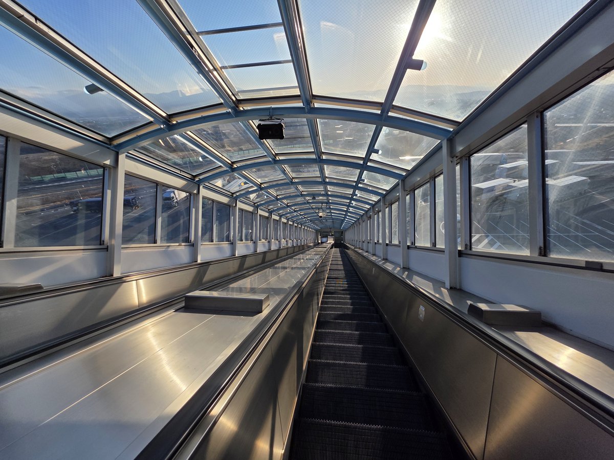 このエスカレーター高すぎて駄目だった。高所恐怖。