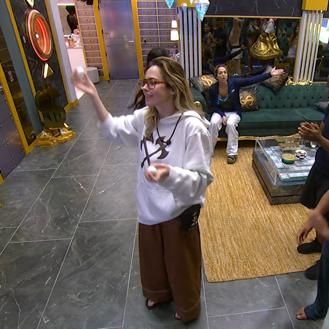 tracklist's tweet photo. FINALMENTE GANHOU ALGO! Ana Paula atendeu o Big Fone em ação de patrocinador e ganhou 20 mil reais #BBB26 ☎️ https://t.co/8UfW67LS0E