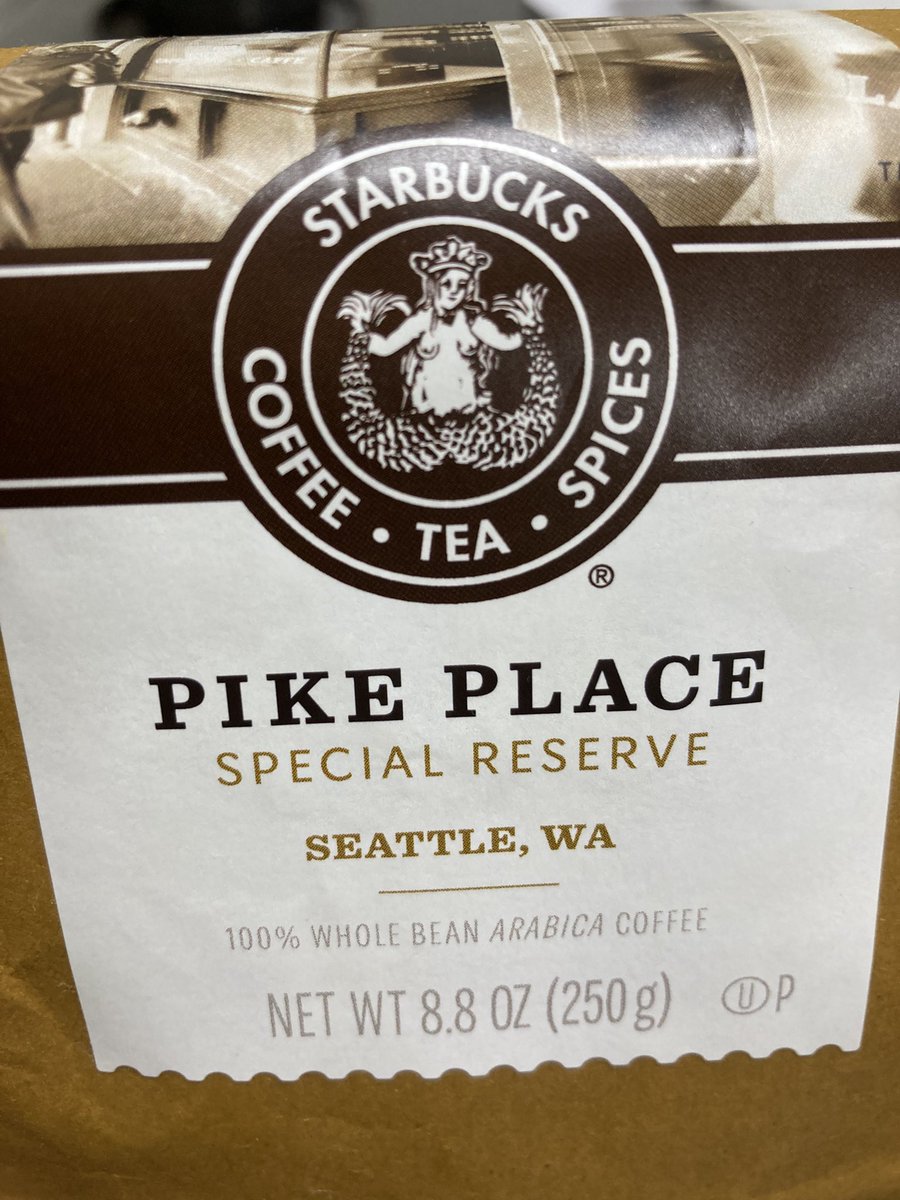 PiYOPaCCHO's tweet photo. アメリカのお土産にスタバのタンブラーと豆をもらった！
ステンレスじゃなくて陶器だし、スタバのロゴも見たこと無いし、1912年からスタバってあるって明治？大正？って思って調べたら、どうやら初期のロゴみたいで1912は創業の年じゃなくて住所だった！創業は1971年かららしい。ありがとうございます https://t.co/kSJ54GrYJd