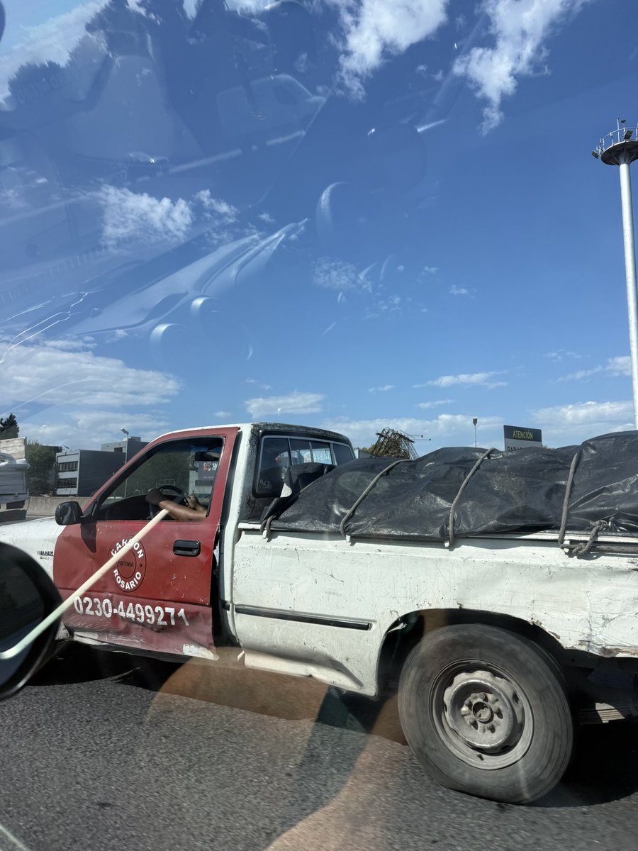 Por la autopista a 110, sin patente, con la puerta abierta siendo mantenida por el viento 

Después a uno le rebotan la VTV por boludeces