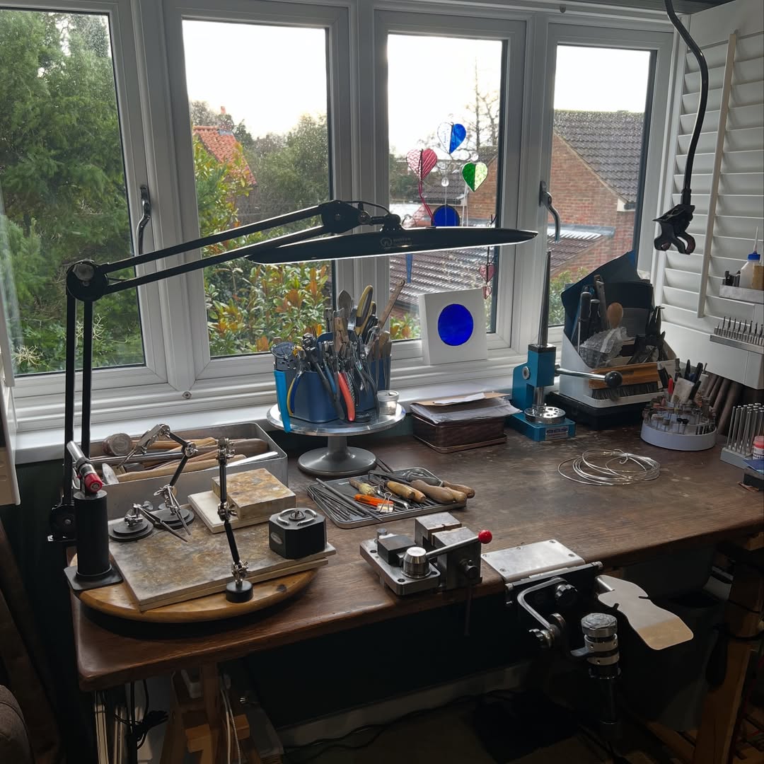 ganoksinproject's tweet photo. This week's workbench feature is from IG paulstephensonjewellery
We would like to feature your workbench. Share your workbenches by visiting our forum.
#jewelryworkbench #workbench #jewelrycrafting #designstudio #creativeworkspace https://t.co/woIt0aOUlJ