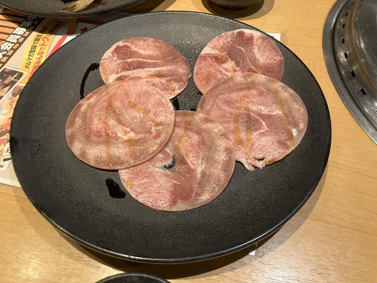 Matatabi_lol's tweet photo. 俺バカだからわかんないんだけど、なんでキング塩タン2皿頼むと5枚届くんだ…？？ https://t.co/Pk4tifQIHB