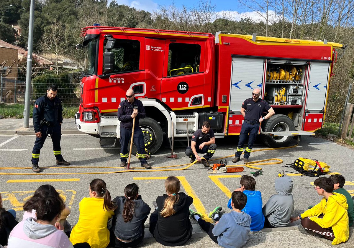 PauCostaF's tweet photo. 🔥 Divendres passat, els alumnes de 5è i 6è de l'escola de #Vallgorguina van participar al nostre Taller #MeFiTu per aprendre sobre incendis forestals i gestió del territori.
🌲 Van construir un paisatge amb papirofleixa que els va permetre veure clarament la diferència entre un entorn gestionat i un sense gestió quan hi ha un incendi 🌲🔥
🚒 A més, vam comptar amb la presència dels bombers de #SantCeloni, que van parlar de la importància de gestionar el territori i van mostrar les eines que utilitzen en el seu dia a dia
🐑 El taller va acabar amb una visita a la Granja Can Plana, on la Carme els va explicar com els ramats ajuden a reduir el risc d’incendi i com la societat podem contribuir comprant productes locals.