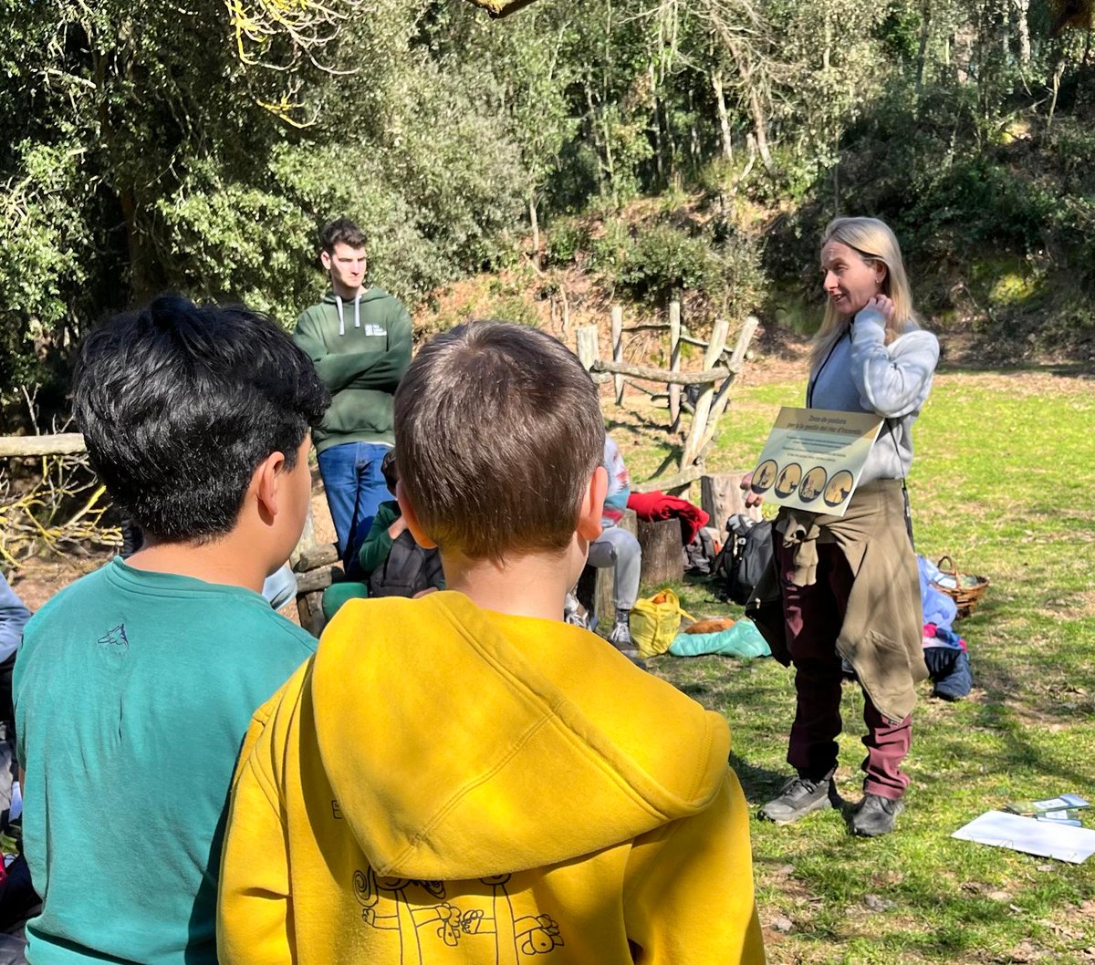 PauCostaF's tweet photo. 🔥 Divendres passat, els alumnes de 5è i 6è de l'escola de #Vallgorguina van participar al nostre Taller #MeFiTu per aprendre sobre incendis forestals i gestió del territori.
🌲 Van construir un paisatge amb papirofleixa que els va permetre veure clarament la diferència entre un entorn gestionat i un sense gestió quan hi ha un incendi 🌲🔥
🚒 A més, vam comptar amb la presència dels bombers de #SantCeloni, que van parlar de la importància de gestionar el territori i van mostrar les eines que utilitzen en el seu dia a dia
🐑 El taller va acabar amb una visita a la Granja Can Plana, on la Carme els va explicar com els ramats ajuden a reduir el risc d’incendi i com la societat podem contribuir comprant productes locals.