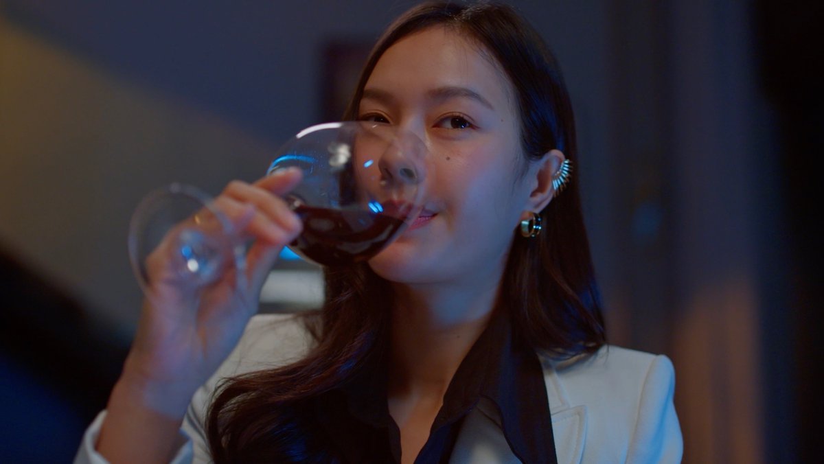 GMMTV's tweet photo. ของอร่อย ต้องค่อยๆ ชิม🍷 
#GirlRulesSeriesEP2 

@panlyyy @loverrukk https://t.co/hO0OoUYTEI