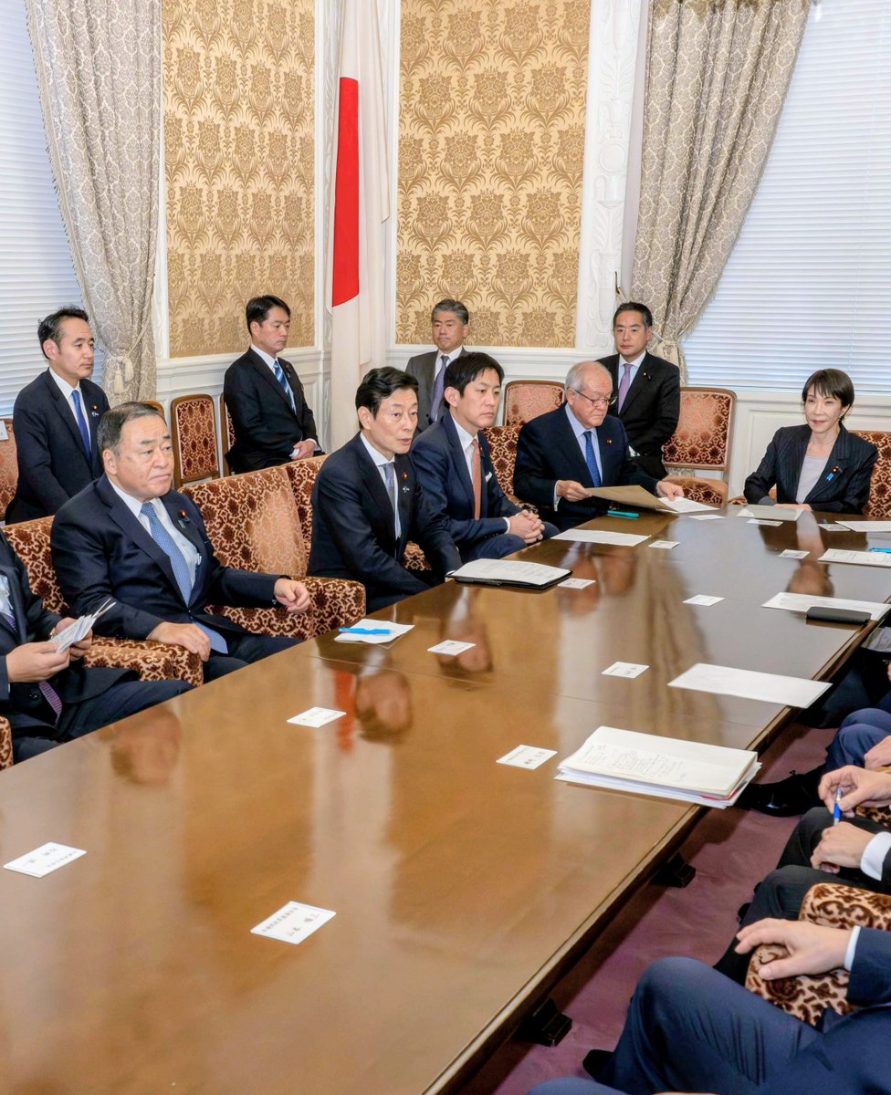 筆頭副幹事長として党の役員会に出席しました。

中東情勢を受け、邦人の安全確保や経済への影響緩和、事態の早期沈静化に向け、あらゆる努力を継続しています。
ガソリンについて、小売価格を全国平均で１リットル当たり１７０円程度に