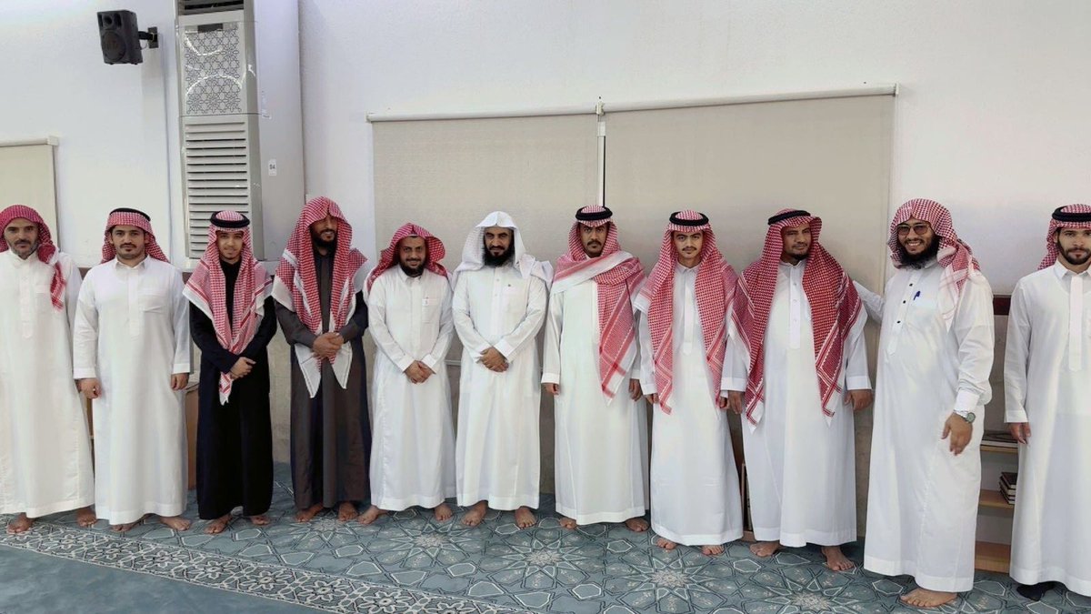 giya1186's tweet photo. رئيس وأعضاء ومنسوبو جمعية الدعوة يتقدمون بالتهنئة لأخيهم المتعاون في برامج جمعية الدعوة
 الشابّ / عبد الرحمن بن سلمان بن مبارك الحارثي 
على إتمامه حفظ القرآن كاملاً 
والتهنئة كذلك لوالده الدكتور / سلمان بن مبارك 
ولأسرته الكريمة .
نسأل الله أن يجعله من أهل القرآن الذين هم أهل الله وخاصته.