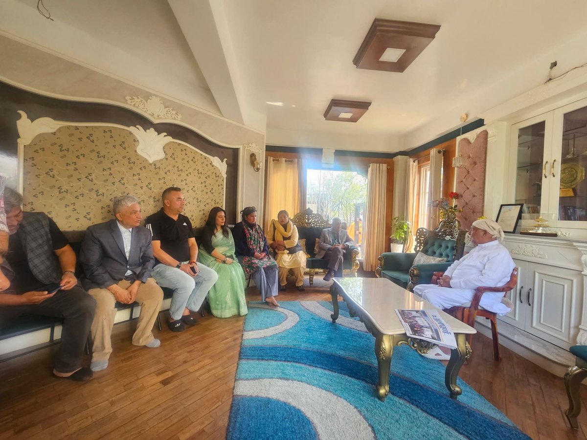 पितृशोकमा रहनुभएका नेकपा एमालेका अध्यक्ष एवं पूर्वप्रधानमन्त्री केपी शर्मा ओलीलाई समवेदना दिनुहुँदै नेपाली कांग्रेसका नेता डा शेखर कोइराला ।