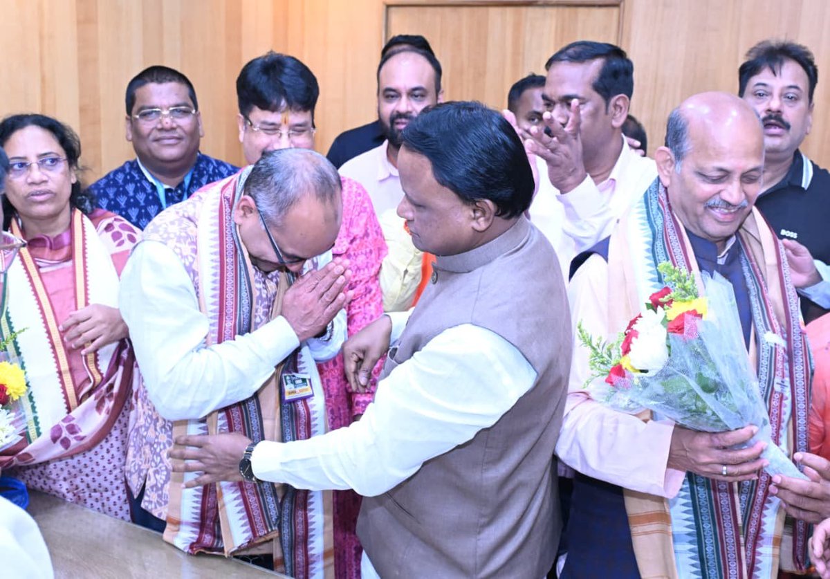otvnews's tweet photo. Odisha Chief Minister Mohan Charan Majhi extended his congratulations to Manmohan Samal and Sujit Kumar following their victory in the Rajya Sabha election

#RajyaSabhaElection #OdishaPolitics #ManmohanSamal #SujitKumar #MohanCharanMajhi https://t.co/6gis1nWIHx