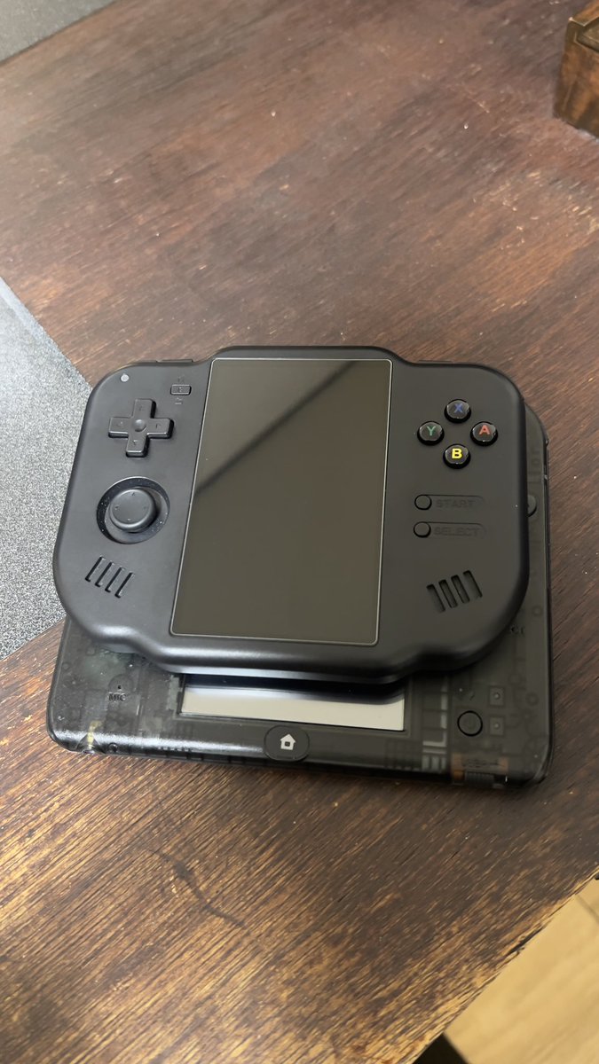 kojikogi's tweet photo. 最近はmagic x 040があまりに良すぎて通勤中の相棒です！2dsの現代版のこのサイズ感はたまらん…！

AYN Thorも憧れるけどどうしてもでかい💦ハイエンドとかじゃなくていいからnew3dsサイズで出て欲しいな…

@magicx040 https://t.co/2FyiAcqNzp