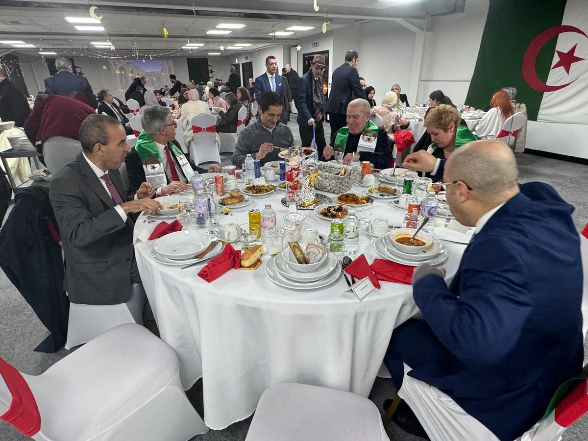 🔴 #بالصور..  القنصلية العامة لـ #الجزائر بـ #لندن تنظم إفطارا جماعيا لفائدة أفراد الجالية الوطنية بالمملكة المتحدة.
#المعلومة_أمانة #شهاب_برس