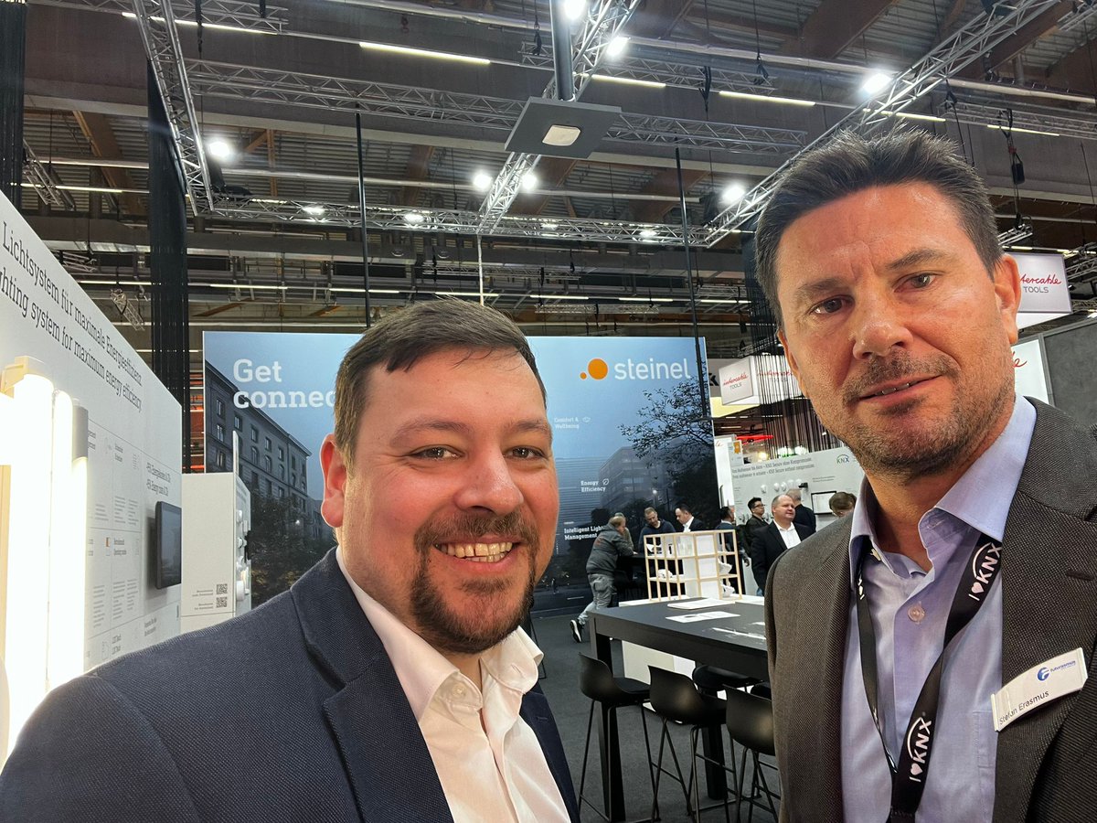 Futurasmus's tweet image. Nos encantó visitar el stand de STEINEL y conocer sus últimas soluciones en sensores. Gracias a Martin Heller por la amable acogida y las explicaciones. 🤝

#KNX #LightAndBuilding #Steinel #SmartBuildings #BuildingAutomation