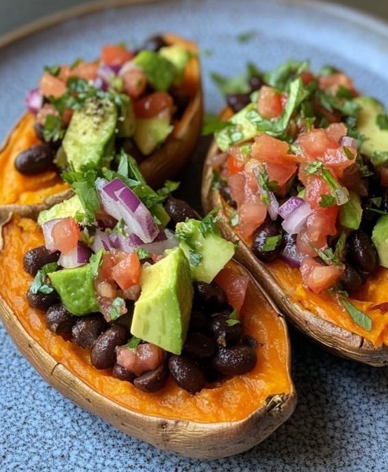LabMariam48488's tweet image. Who says comfort food can't be healthy?  Tonight's easy dinner: Loaded sweet potato with black beans , tomatoes, onions and Avocado
Tag a friend who'd love this 
#MariamFoodLab #HealthyComfortFood #EasyDinner #FoodPhotography #Foodie