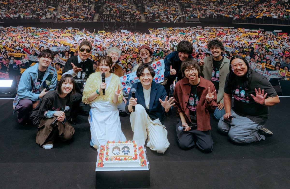 taaakun0229's tweet photo. #超いきものがかりフェス
出演者全員の集合写真📸
位置決めの時に聖恵ちゃんがTOMOOさんに「隣においで🤣」って、TOMOOさんが遠慮しながら嬉しそうにチョコンと座るのホント、小学生の頃から憧れていた、いきものがかりのファンの女の子って感じで微笑ましかった🎵
#TOMOO #吉岡聖恵 https://t.co/bxC7G7vyGh