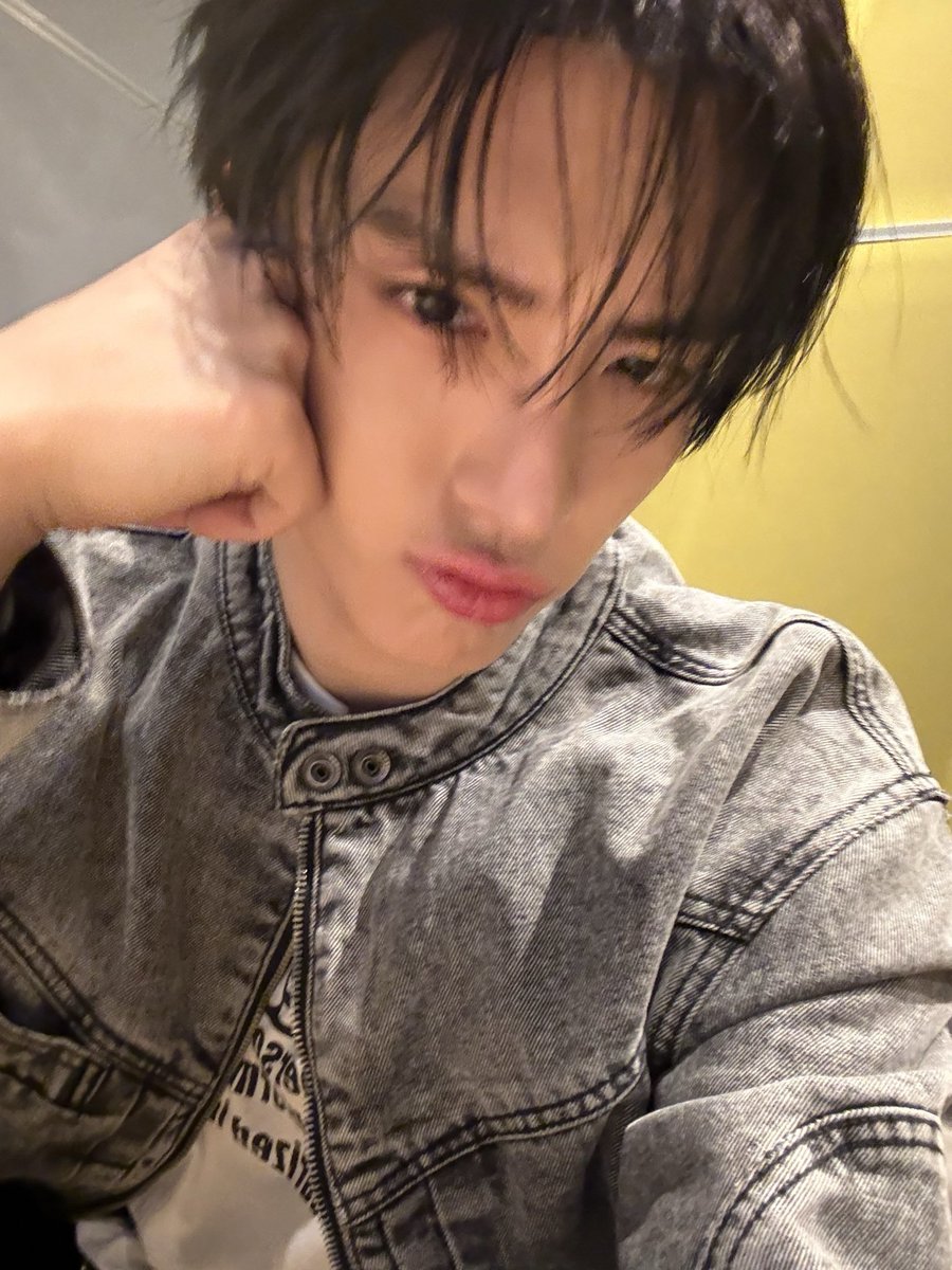 [📸] 에릭 아이돌 라디오 시즌4 DJ 완료🐶 돌랑아 네가 내 별이다…⭐️ 오늘 밤도 함께해 줘서 에너지 확확 충전 완료🔋

#THEBOYZ #더보이즈
#ERIC #에릭