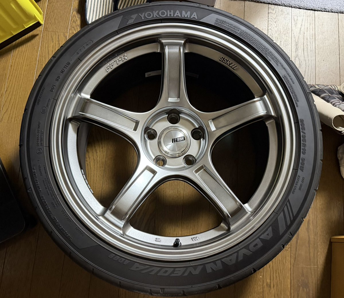リア 265/35R19 ネオバAD09 ホイールにキズはほぼないですが タイヤの 