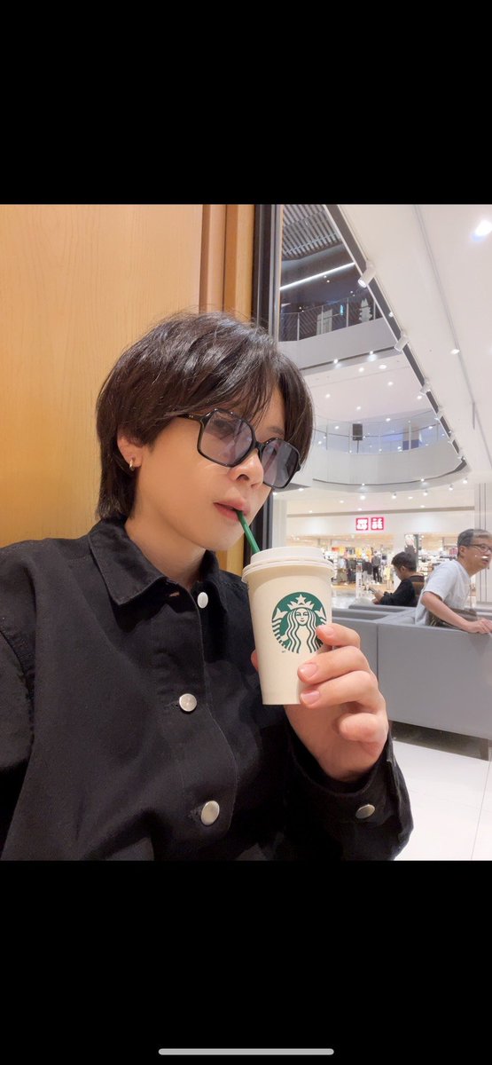 pikapika_mma's tweet photo. ←月収24万　　　月200万超→
転職22回　　　スマホ1台で仕事が無限
毎月貯金0円　　　貯金しようと思わなくても残る
母から仕送り　　　家族に返せるようになった
出勤5分前が一番憂鬱　　　予定のない朝が普通になった
会社と家の往復　　　好きな場所で仕事
他人の機嫌で1日が決まる　　　自分の意思で1日が決まる
手取り見て絶望　　　口座残高見てワクワク
安い弁当で我慢　　　食いたいものを食える
求人見る人生　　　自分で収入を増やす人生
「どうせ無理」が口癖　　　俺なら何でも出来る
休みでも仕事のこと考えて病む　　　毎日幸せ
頑張っても給料同じ　　　頑張った分だけ返ってくる
何も残らない毎日　　　安心感がある毎日
人生ハズ���だと思ってた　　　人生は変えられると知った

この記事を最後まで読んで希望を与えたい！！