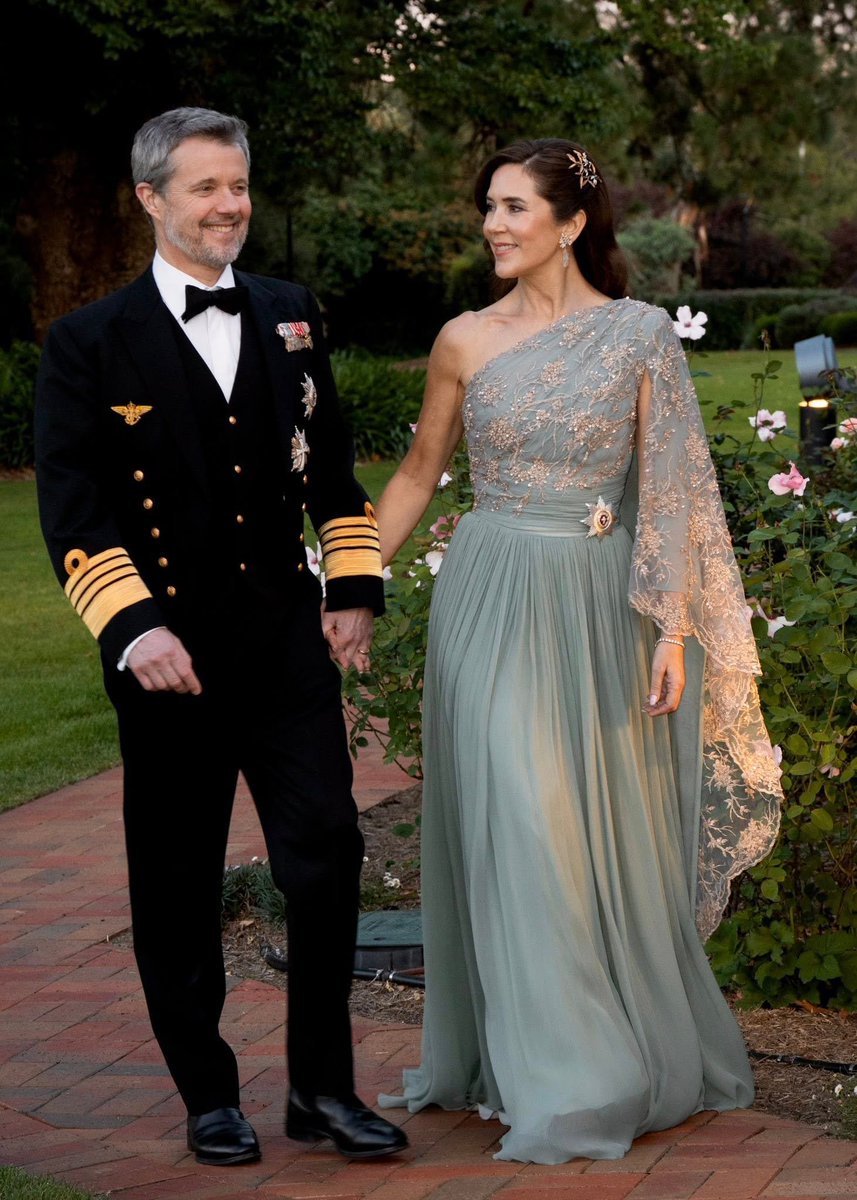 Good day mister Jésus <a href="/Knesix/">Jesús Enrique Rosas</a> Below one of the many pictures of the Danish Royal couple currently paying a state visit to Australia. To me their body language looks like a far shade of H. and M....fake.
Would like to hear your opinion. 

Greetz from 💐💐💐