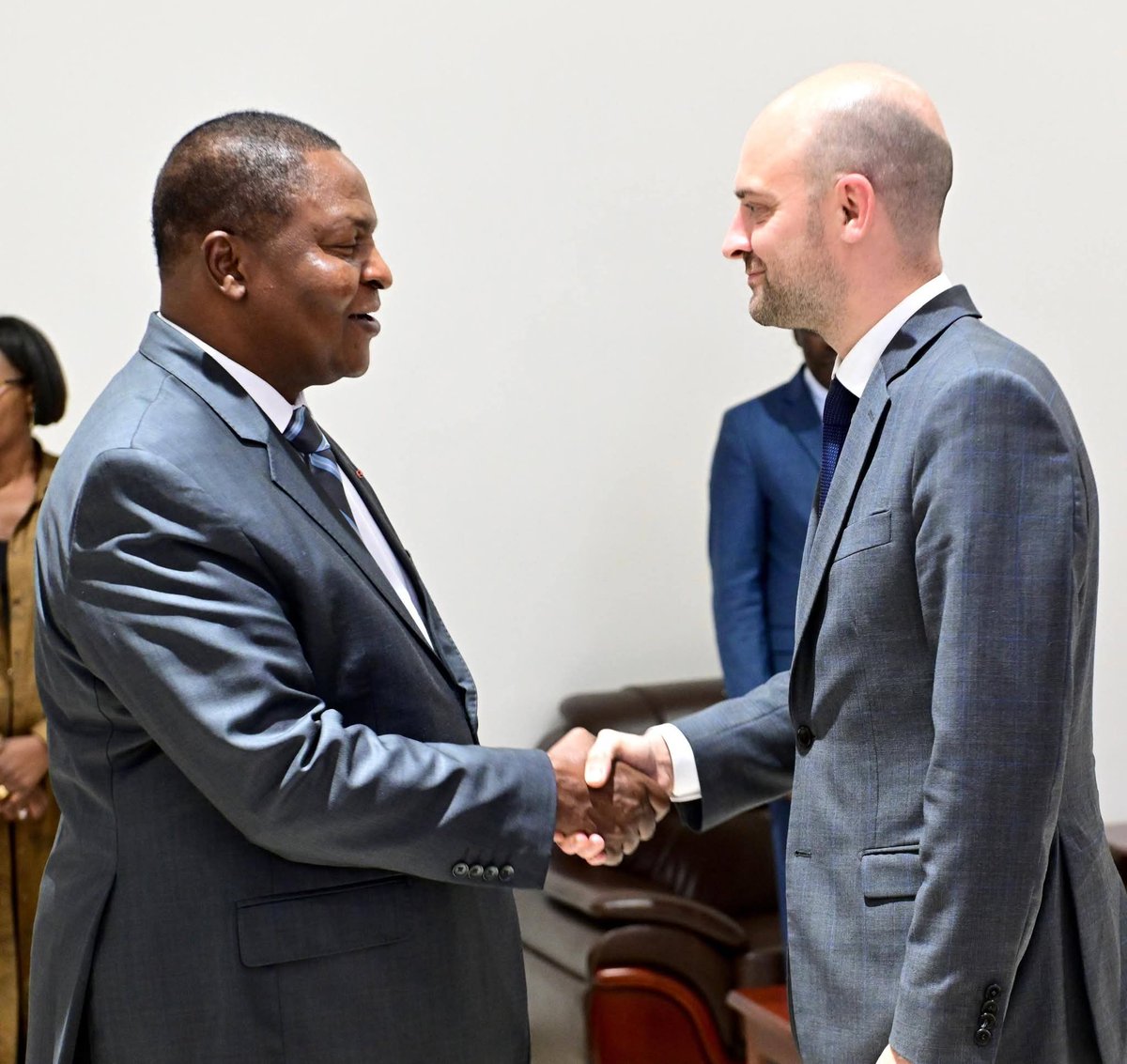 La France à Bangui tweet media