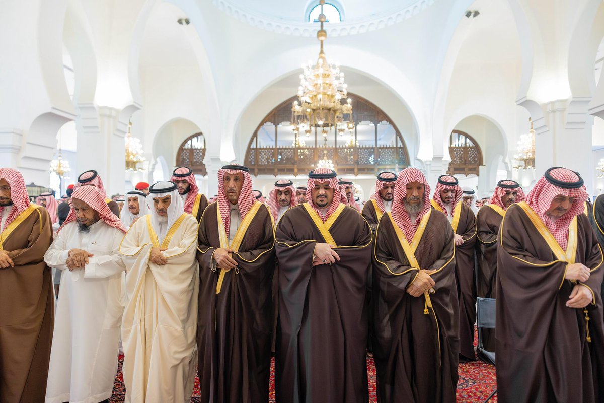 أدى صاحب السمو الملكي الأمير محمد بن عبدالرحمن بن عبدالعزيز نائب أمير منطقة الرياض، عقب صلاة العصر اليوم، صلاة الميت على رجل الأعمال حمد بن عبدالعزيز الجميح -رحمه الله-، وذلك في جامع الملك خالد بالرياض.
وأدى الصلاة مع سموه، صاحب السمو الأمير سعود بن عبدالله بن ثنيان، وصاحب السمو