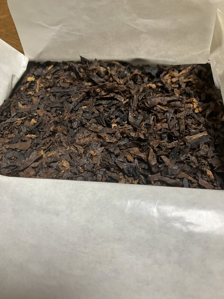 tomoakishibata2's tweet photo. サミュエルがーウィズ社のパイプ葉「コモンウェルス」を購入。ヴァージニアとラタキアを5:5で配合しているとのこと。200年前から愛される名品とのことだが、うーむこれは良い...。私のような修行不足のものでも、素晴らしい円やかさを感じ取ることができる。 https://t.co/aIB0r94Gxt