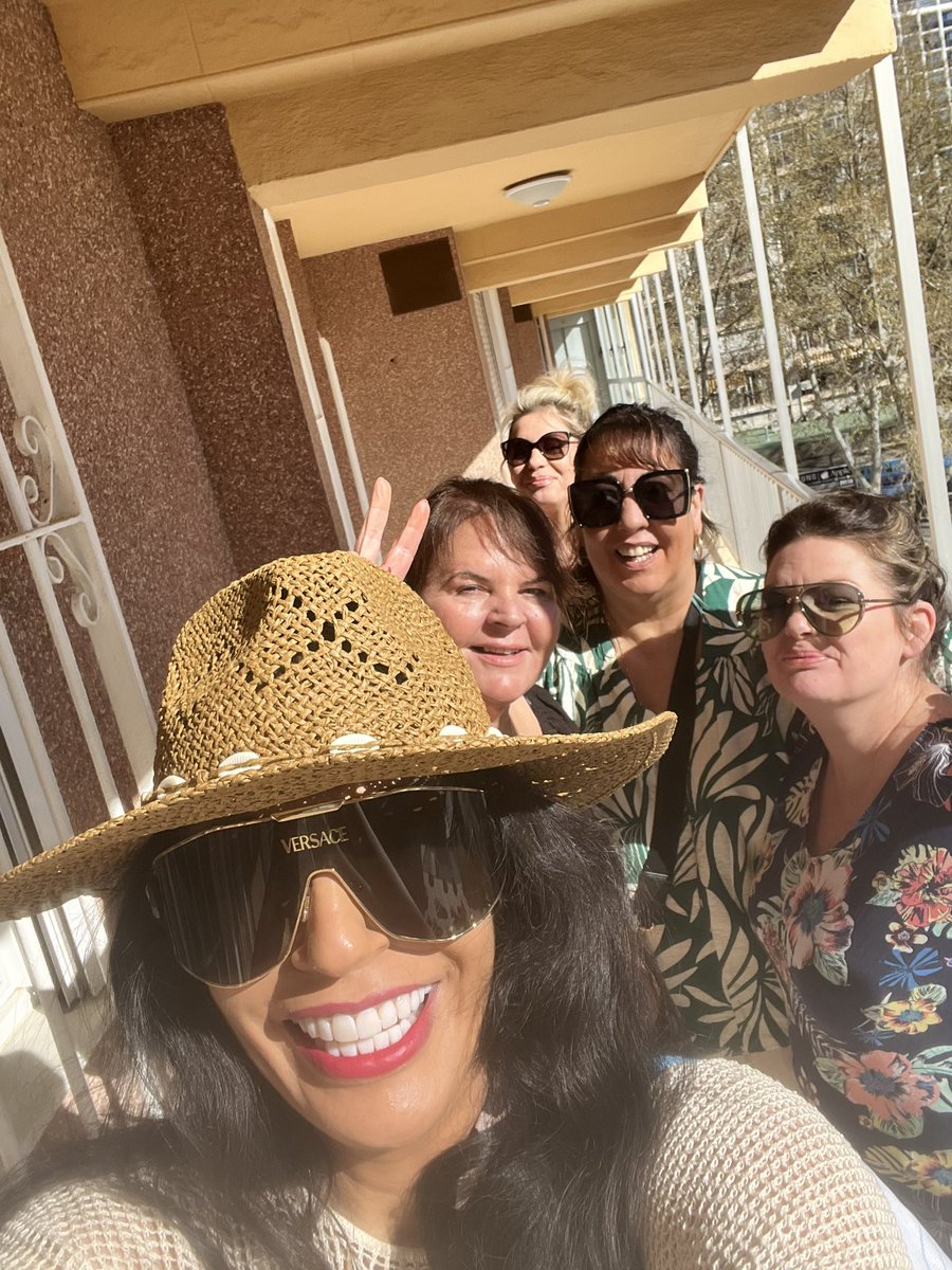 samina_monaghan's tweet image. Girlie 💕💕Beach 🏖️ Fun ☀️☀️☀️💚🍀😜💫💫💫
#cocktails 🍹 #girliefun
#family #beach #sunshine