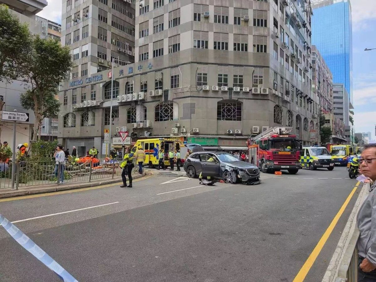 shanghaidaily's tweet image. Nine people were injured in a traffic accident in Kowloon Bay, #HongKong, on March 16. Police said a 75-year-old driver was making a U-turn outside a parking lot on Lam Hing Street when the #incident occurred.