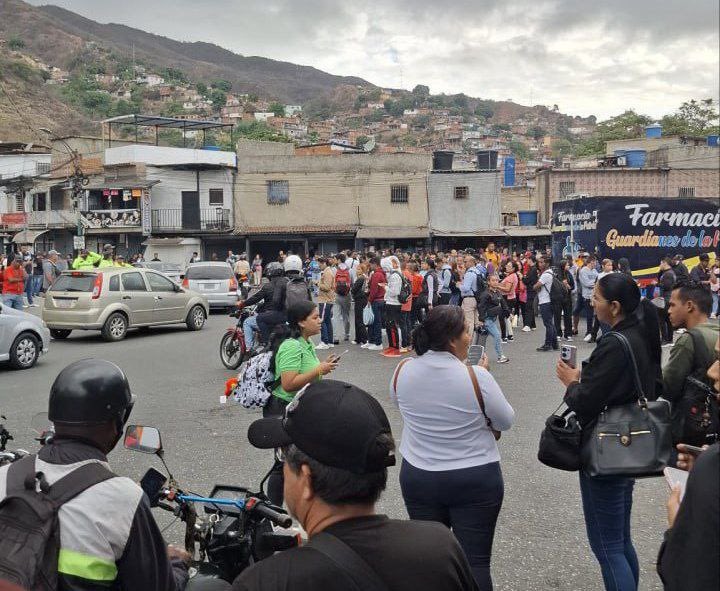 ⚠️ Paro de transporte afecta movilidad en Caracas y el Área Metropolitana: Conductores exigen ajuste de tarifas.