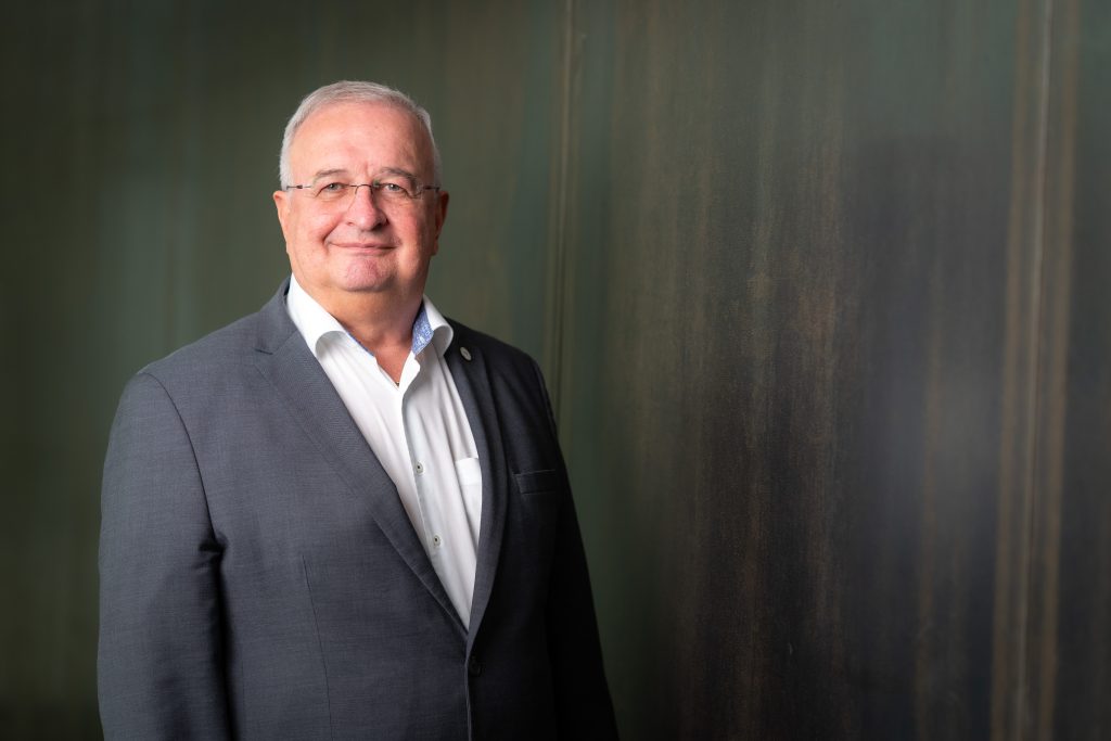 UProfesional's tweet photo. «Nuestros valores comunes son el núcleo de nuestra identidad». Entrevista en #Profesiones a Klaus Thürriedl, nuevo presidente del @CEPLIS_EU 👉https://t.co/vhlGYzC9zi 🗣️ https://t.co/fJoqOu2My8