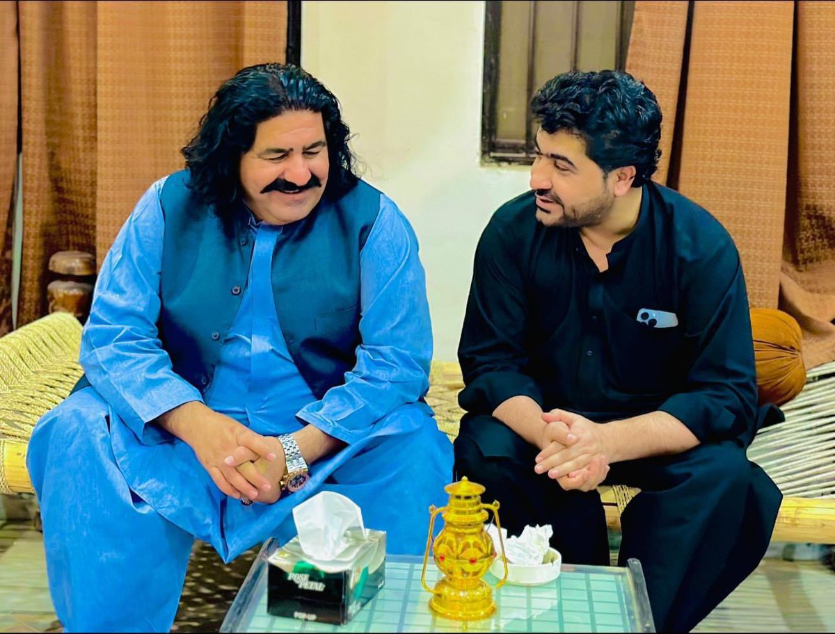KalamWazir's tweet photo. علي وزیر په ډېرې زړورتیا، استقامت او حوصلې سره د ټولو دروغجنو مقدمو مقابله وکړه. بالاخره نن يو ځل بيا سرلوړی او بريالی راووت.
الله دې تل روغ، خوندي او سرلوړی لري.  
ښه راغلاست. https://t.co/bMflLA1jaB
