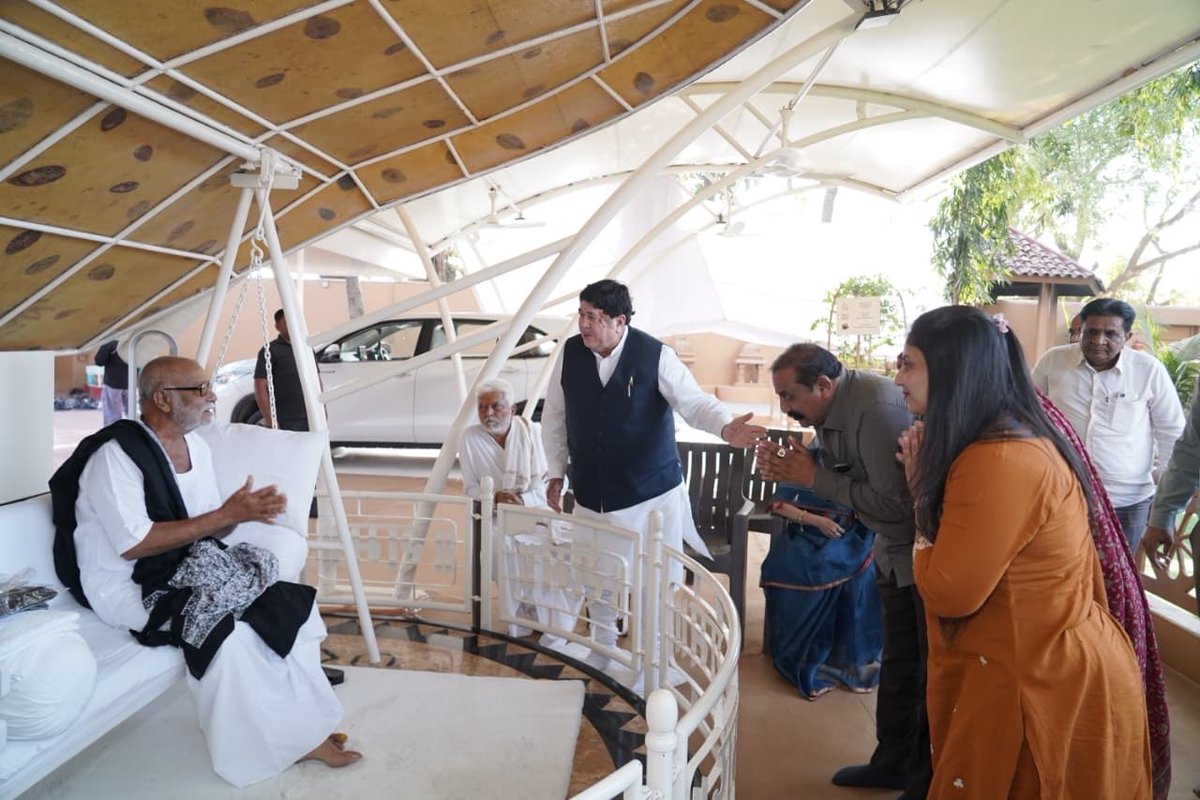 चित्रकूट धाम तलगाजरड़ा में सुप्रसिद्ध रामकथा वाचक पूज्य मोरारीबापू का श्रद्धा पूर्वक  आशीर्वाद लेने का सौभाग्य प्राप्त हुआ।

मानव मंदिर सावर कुंडला के पूज्य भक्तिराम बापू, श्रीमती गीता संघाणी, अमर डेयरी के अध्यक्ष श्री अश्विनभाई सावलिया उपस्थित रहे।

संतों का आशीर्वाद जीवन में