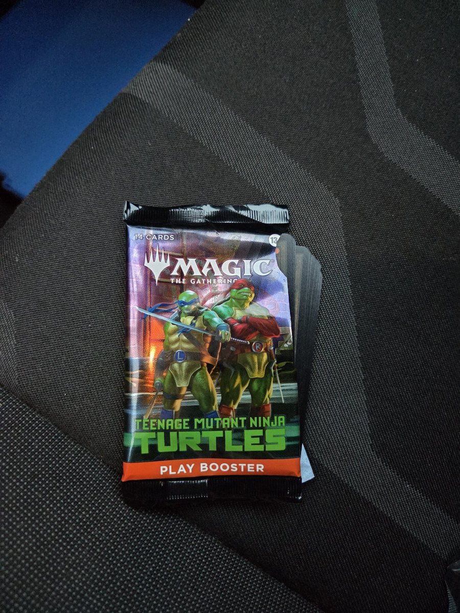 💙I love my coworkers. 🎉
Got into work and found d this, a pack of #TMNTMGT cards and a note just for me. 
#Mondays #Mtg #TMNT 

#coworker #WorkVibes #TCG