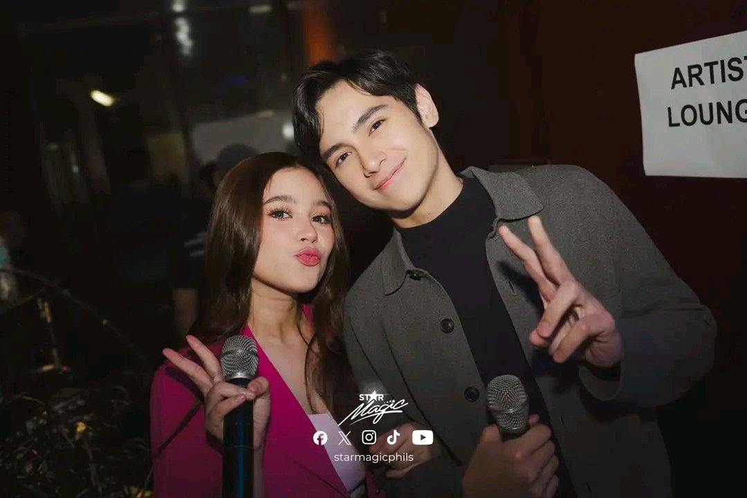 __jwrites's tweet photo. KrysHeath selca omg sobrang magkamukha na sila sa paningin kooo! i can’t wait to watch their kapchat guesting this week! 💛💙 https://t.co/qqCqK2Muqp