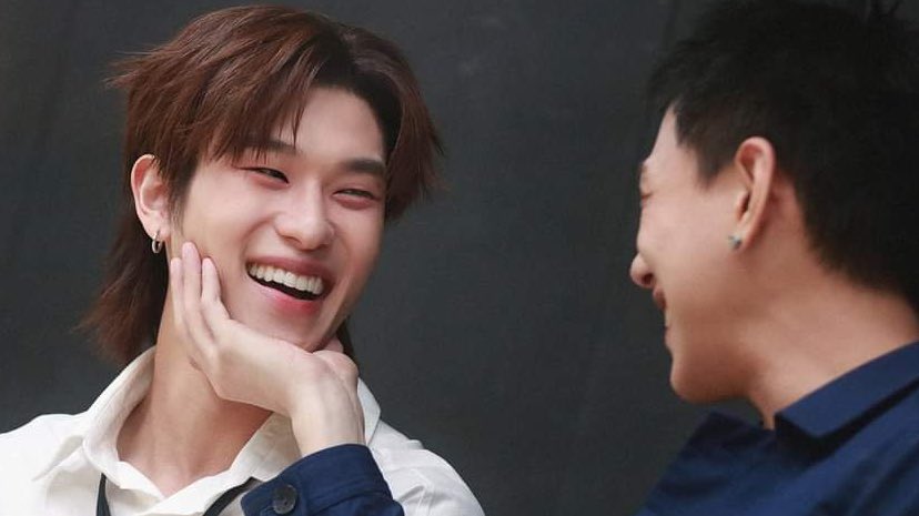 🦖 : อู๋เชื่อว่าทุกคนไม่สามารถปฏิเสธได้เลยว่าคุณมองหน้าออฟโรดแล้วคุณจะไม่ยิ้มคุณจะไม่เขิน

แล้วจริงขนาดพี่อู๋ยังพูดว่ามองหน้าออฟโรดแล้วยิ้มตามแล้วเขินไปหาตออรทีไรผมโดนตายิ้มทำลายล้างตลอดไม่เคยกล้าคุยกับออฟโรดเลยวาสนาคนได้กอดได้หอมทุกวันจริงๆ

𓍼 #ต้าห์อู๋ออฟโรด #DaouOffroad 🦖🚗