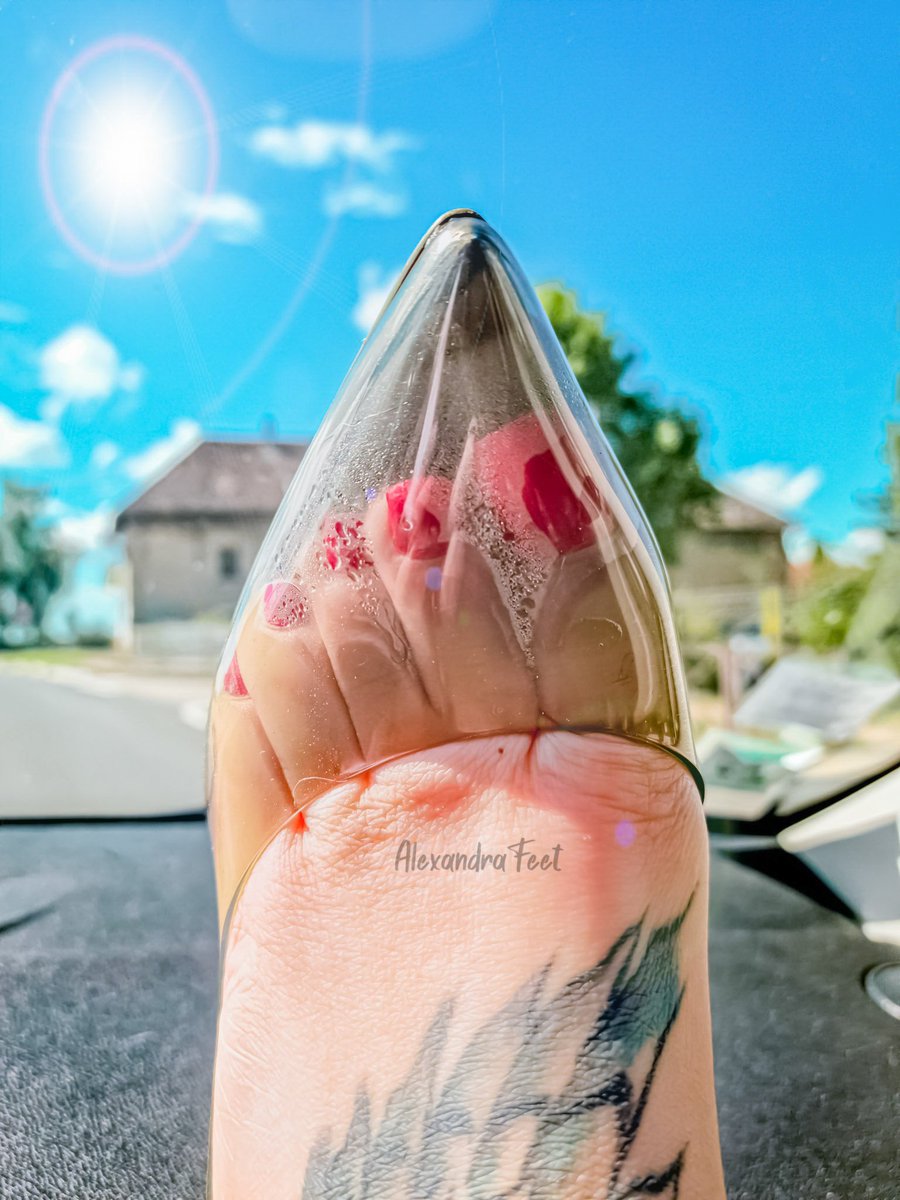 alexandrafeet tweet media