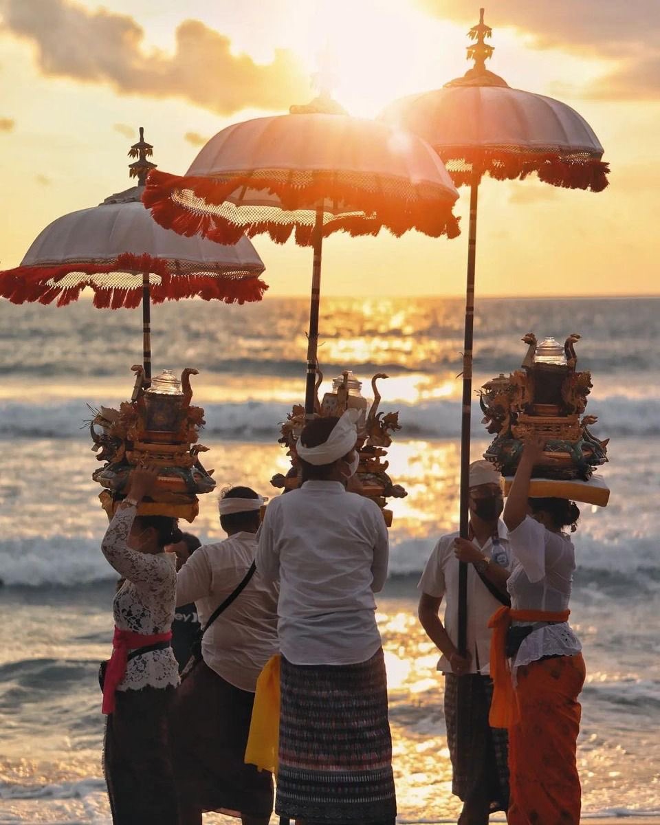 info_canggu's tweet photo. This is Melasti, one of Bali’s most beautiful traditions before Nyepi.

Thousands of people walk together to the sea for a sacred purification ritual, cleansing the world before the Day of Silence.

One island. One culture. One powerful tradition. https://t.co/Hr01bfdOfx