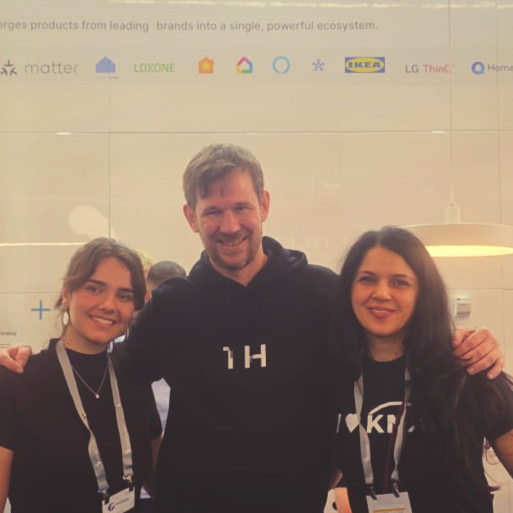 Futurasmus's tweet image. Nos encantó visitar el stand de 1Home y ver cómo facilitan la integración de KNX con Matter, Loxone y Crestron Home. Gracias a Satja Lumbar por la amable acogida y las explicaciones. 🤝

#KNX #LightAndBuilding #1Home #SmartBuildings #BuildingAutomation