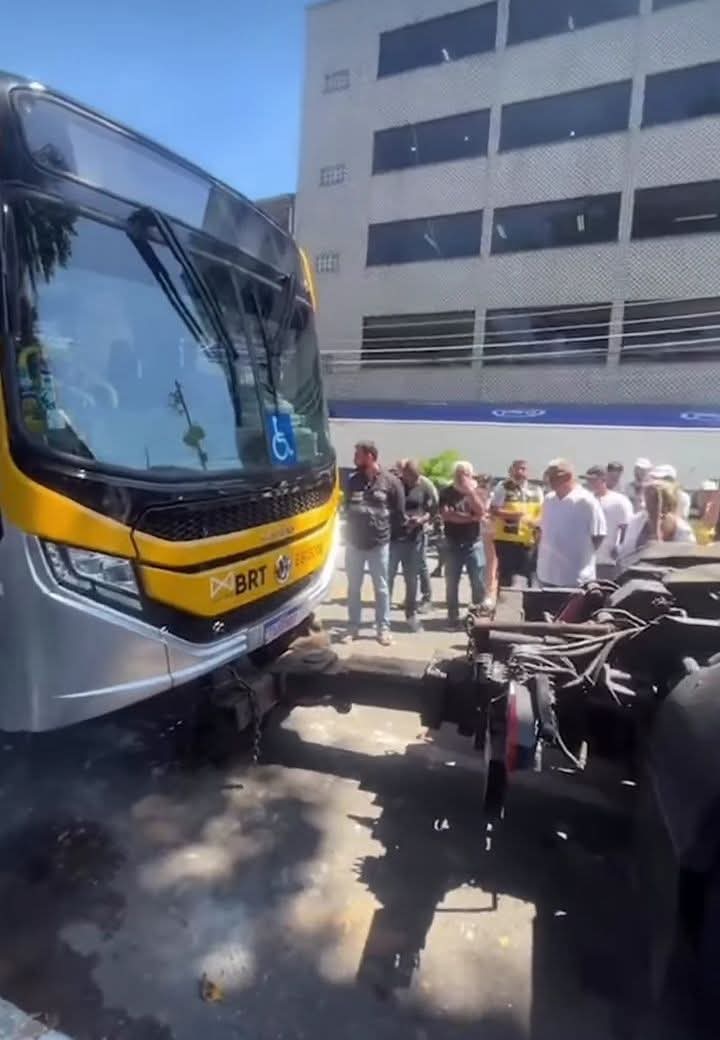 danielfonfer's tweet photo. é essa a imagem que o DETRO e o governo do estado do RJ passam ao eleitorado da baixada fluminense

rebocando um ônibus novo 0km enquanto muitas carroças rodam pela região

Nilopolitana, Vera Cruz, Blanco dentre outras é quem devem estar felizes vendo isso enquanto passam batido https://t.co/PGTPaYhwDQ