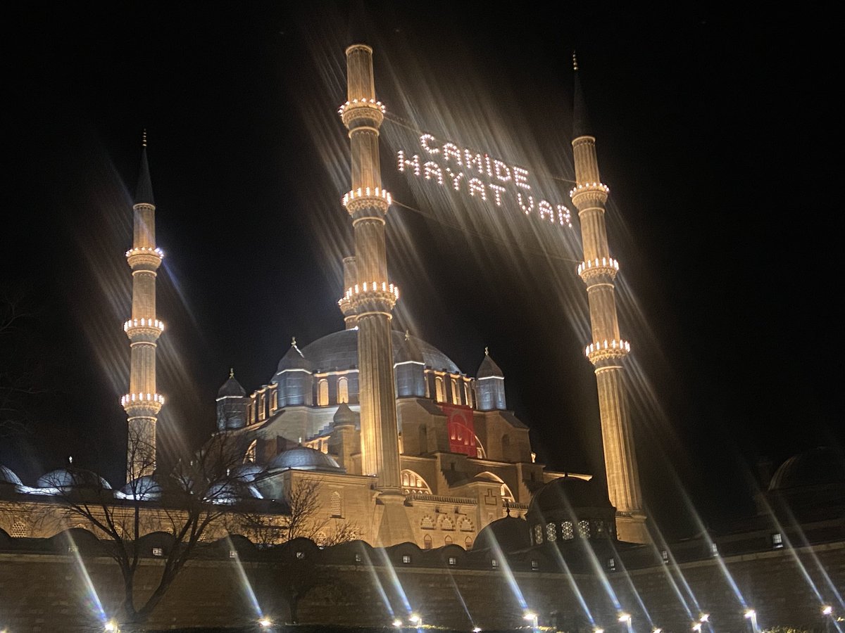 HayatiDEMR2's tweet photo. Ey! Kara düşleri, aklayan gece,
Nûrunda günahlar paklayan gece,
Ey! İçinde bin ay saklayan gece,
Sende nâzil oldu, Hazreti Kur’ân,
Kâinat görmedi böylesi gufrân…
#KadirGecesi https://t.co/K1uwiP3DhB