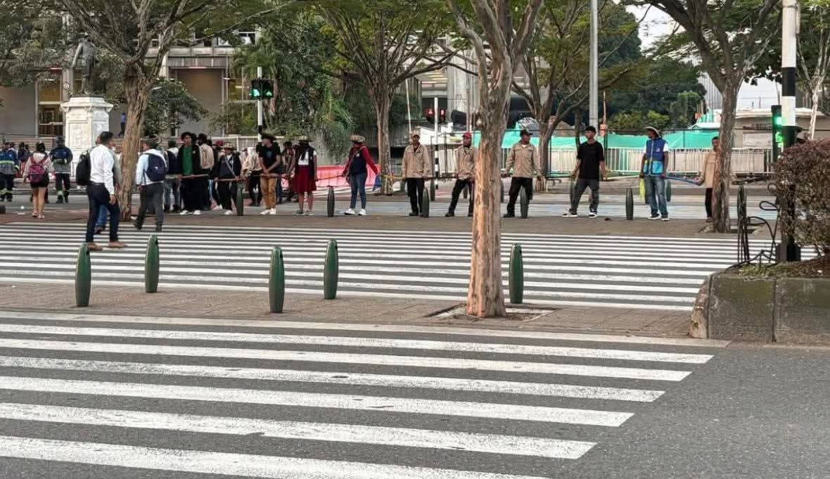 #Denuncia🆘
Rechazamos los discursos de <a href="/GobAntioquia/">Gobernación de Antioquia</a> y de <a href="/AlcaldiadeMed/">Alcaldía de Medellín</a> que estigmatizan la legítima movilización indígena. 

Denunciamos intentos de deslegitimar el derecho a la protesta y la movilización pacífica de estas comunidades.