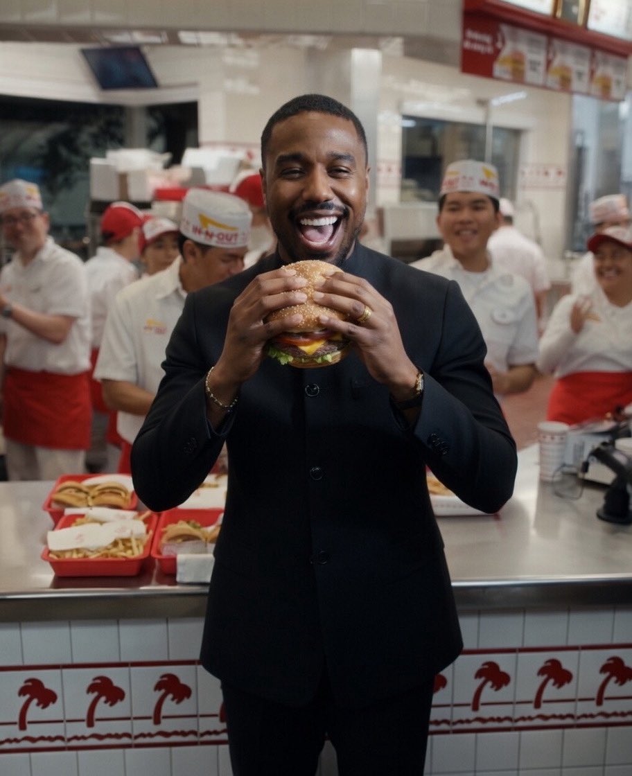 Cinemun2's tweet photo. Michael B. Jordan celebro su #Oscar a mejor actor con una visita a una hamburguesería. 

Tremendo banquete 🤣 https://t.co/Gs4cihibEF