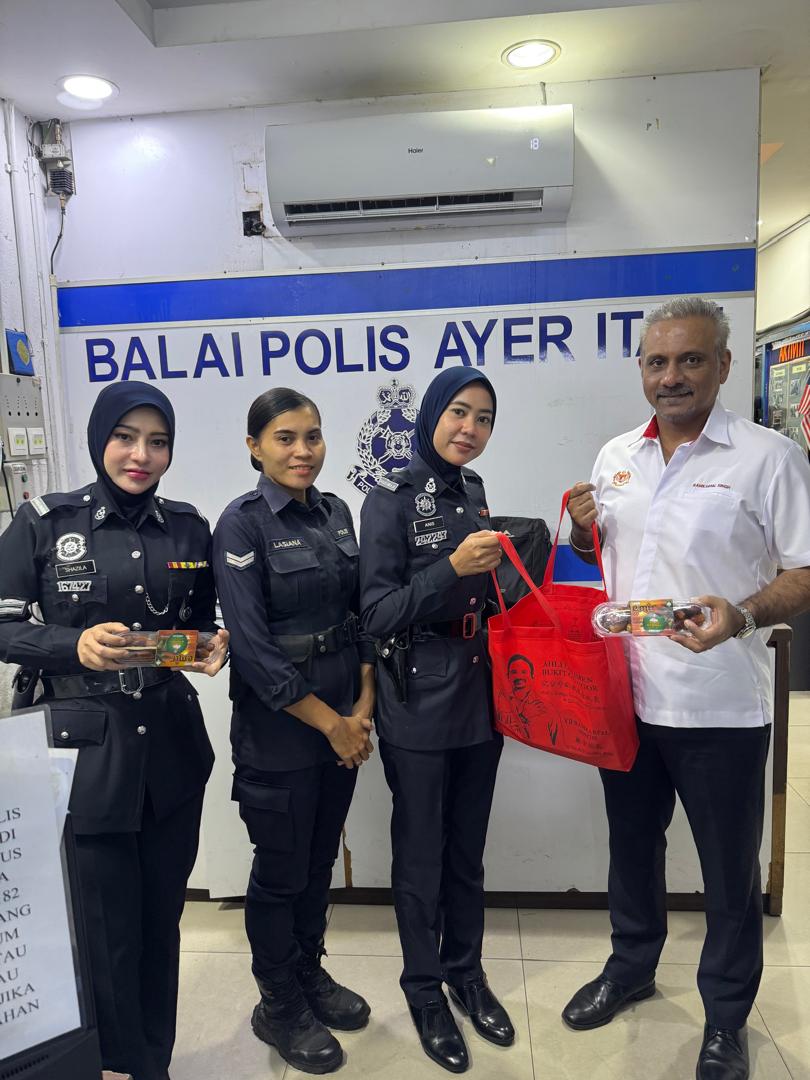 ramkarpal's tweet photo. Visited Air Itam, Kampung Baru & Bandar Baru Police Stations and the Paya Terubong Fire & Rescue Station to distribute dates to our frontliners in conjunction with Ramadan.
A small token of appreciation for their dedication in keeping our community safe.
#Ramadan2026 #frontliner https://t.co/qrQVrnoX3k