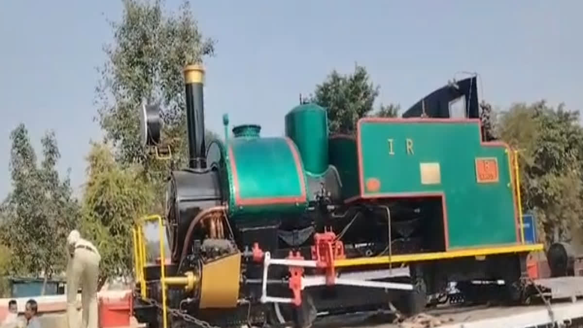 ETVBharatRJ's tweet image. Steam Engine : 35 साल बाद बांदीकुई में लौटा भाप का इंजन, जंक्शन के गौरवशाली इतिहास से जुड़ी नई पहल 
etvbharat.com/hi/state/35-ye… 
#SteamEngine #locomotive #bandikuirailwaystation