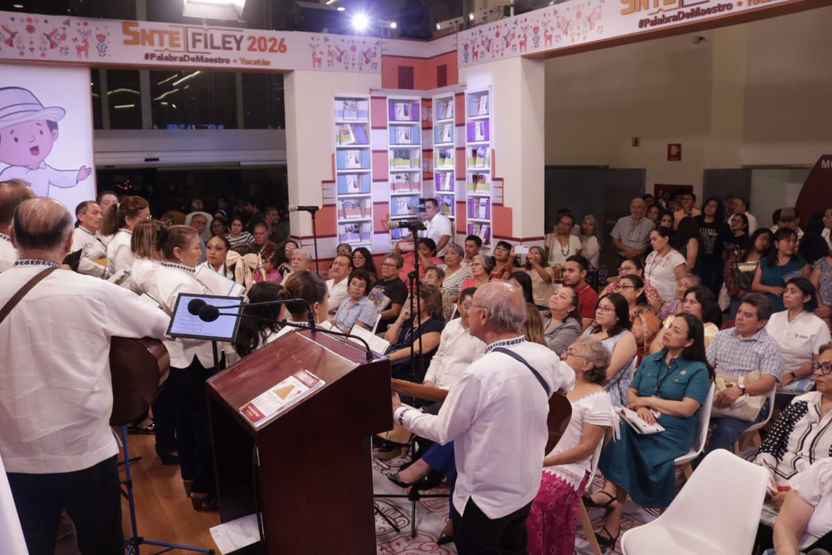 SnteNacional's tweet photo. #PalabraDeMaestro ✍️

🎶 Voces que abrazan el alma y guitarras que pintan emociones son parte del repertorio de la Rondalla de la Sección 57 #Yucatán, quienes nos regalan coros y música que laten juntos en el Ágora del #SNTE. https://t.co/frsZkFn4wY