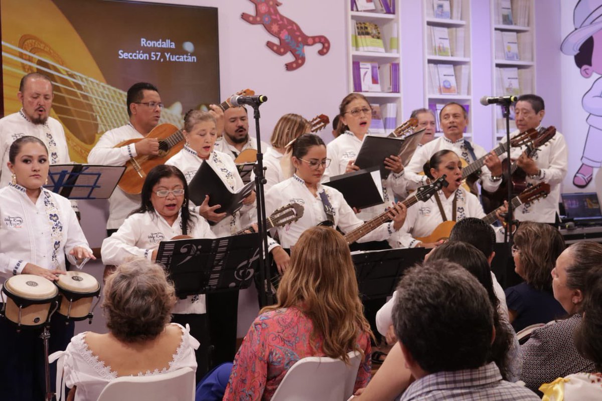 SnteNacional's tweet photo. #PalabraDeMaestro ✍️

🎶 Voces que abrazan el alma y guitarras que pintan emociones son parte del repertorio de la Rondalla de la Sección 57 #Yucatán, quienes nos regalan coros y música que laten juntos en el Ágora del #SNTE. https://t.co/frsZkFn4wY