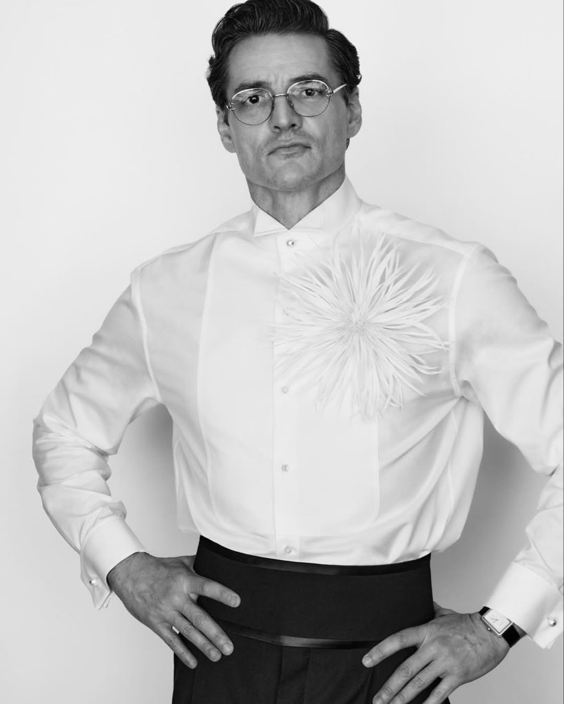 PedroPNation's tweet photo. New: Pedro Pascal in Custom Chanel

📸 Daniel Jackson https://t.co/GSHHihBYjc